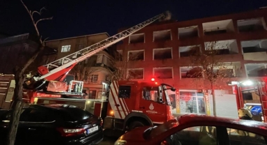 Küçükçekmece’de Kentsel Dönüşümdeki Binada Çatı Yangını: Esnaf Zarar Gördü