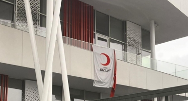 Küçükçekmece Kızılay Şubesinde Bayrak Duyarsızlığı Tepki Çekti