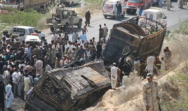 Pakistan’da Trafik Faciaları: Pencab ve Belucistan’da 24 Kişi Hayatını Kaybetti