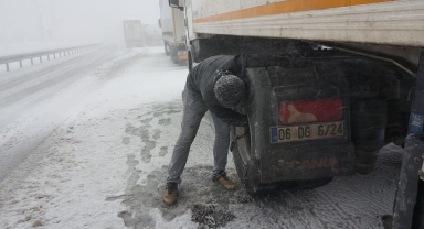 Sakaltutan ve Kızıldağ Geçitlerinde Kar Alarmı: Tırlar Yolda Kaldı