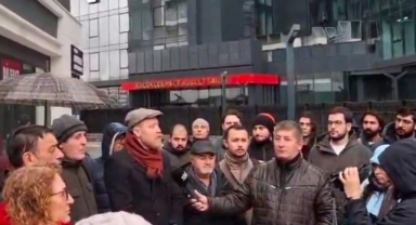 Sol Parti'nin Davetiyle Gelen Basın Mensupları Adliye Önünde Saldırıya Uğradı: Kamera Kırıldı, Gazeteci Darp Edildi