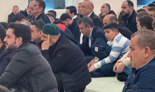 Berat Kandili’nde Dikkat Çeken Ziyaret: Özgür Özel Camideydi, Namaza Katılmadı