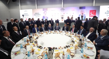 Saadet Partisi Geleneksel İstanbul İl İftarı'nda Siyasetin Zirvesi Aynı Sofrada Buluştu