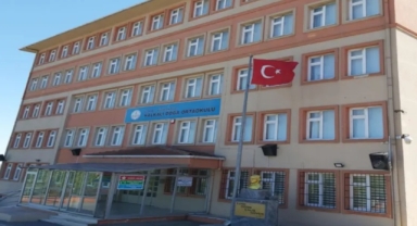 Küçükçekmece’de Sınav Kapısında “28 Şubat Zihniyeti” Tartışması: Başörtülü Adaydan Sert Tepki 