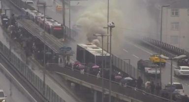 Şişli’de Metrobüs Yangını: Seferler Aksadı, Yol Trafiğe Kapatıldı