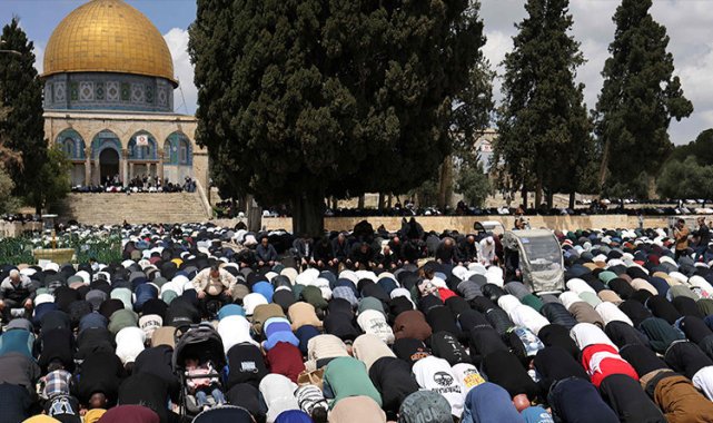 41 Günlük Hasret Sona Erdi: On Binlerce Müslüman Mescid-i Aksa'da Saf Tuttu