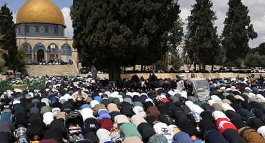 41 Günlük Hasret Sona Erdi: On Binlerce Müslüman Mescid-i Aksa’da Saf Tuttu