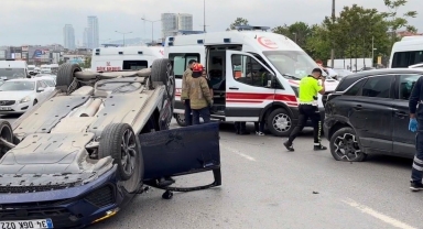 Kadıköy’de Feci Kaza Kamerada: Direksiyon Başında Fenalaşan Sürücü Takla Attı