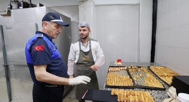 Küçükçekmece Belediyesi'nden Bayram Hazırlığı: Temizlik ve İlaçlama Çalışmaları Hız Kazandı