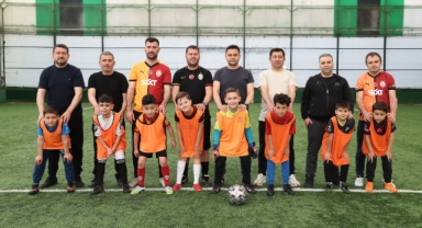 KÜÇÜKÇEKMECE'DE RENKLİ MAÇ: BABALAR VE OĞULLARI FUTBOL HEYECANI YAŞADI