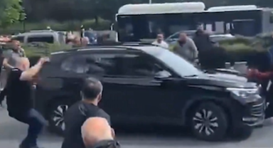 Yürüyüş Sırasında Panik Anları: Kadına Çarptı İddiası