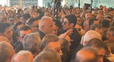 Kadir İnanır’a Veda Töreninde Yoğunluk: Cami Avlusunda Kısa Süreli Hareketlilik