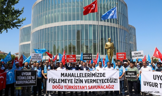 Küçükçekmece'de Çin Krizi! Uygurlar Belediye Önünde Ayakta