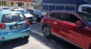 Küçükçekmece Kemalpaşa Mahallesi’nde Yol Çalışması ve Trafik Tepkisi: Vatandaşlar Düzenleme Eksikliğine Dikkat Çekti 
