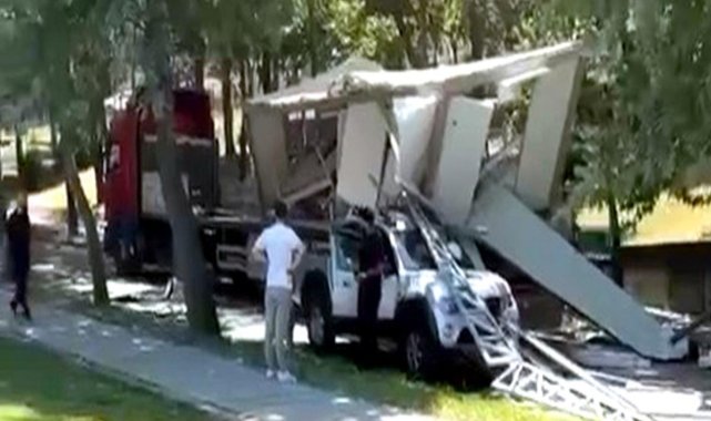 Başakşehir'de Korku Dolu Anlar! TIR'dan Kayan Konteyner Cipin Üzerine Devrildi