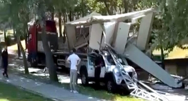Başakşehir'de Korku Dolu Anlar! TIR'dan Kayan Konteyner Cipin Üzerine Devrildi