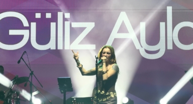 Festivalin ilk gecesine Güliz Ayla damga vurdu