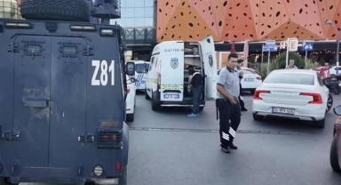 Ümraniye'de AVM'deki Kafeye Silahlı Saldırı! 2 Kişi Yaralandı, Şüpheli Kaçtı