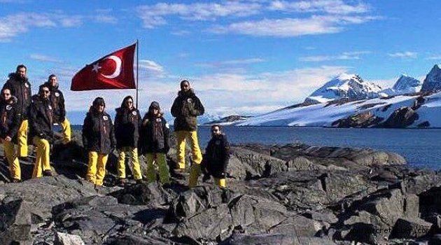 Antarktika'ya Türk bayrağını diktiler