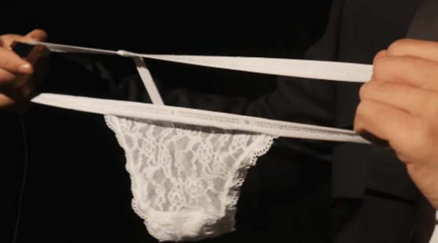 Bach’ın bestesini gerçek G-String ile çaldı