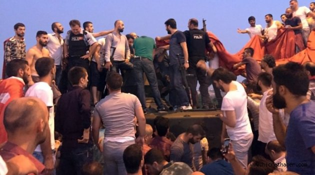 Darbeci askerleri linçten polis kurtardı
