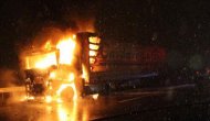 Otoyolda TIR alev alev yandı