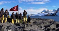 Antarktika'ya Türk bayrağını diktiler