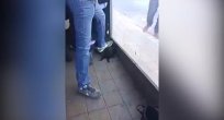 İşgal rejimi Filistinli Kızın Başını Ayağıyla Ezdi!