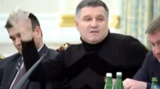 Yolsuzlukla suçlanan bakan elindeki su dolu bardağı fırlattı!