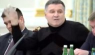 Yolsuzlukla suçlanan bakan elindeki su dolu bardağı fırlattı!